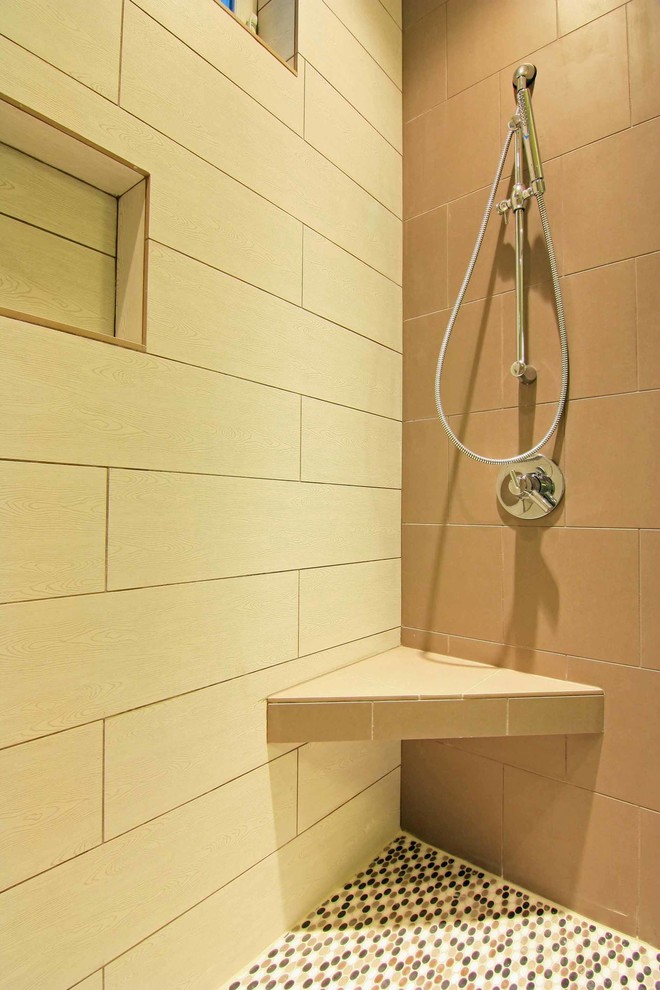 Foto på ett mellanstort amerikanskt en-suite badrum, med bänkskiva i kvartsit, en dubbeldusch, beige kakel och tunnelbanekakel