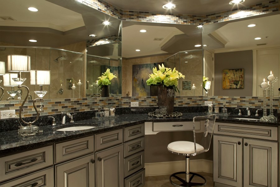 Immagine di una stanza da bagno design con lavabo sottopiano, ante con bugna sagomata, ante beige, top in granito, piastrelle multicolore e pavimento in travertino