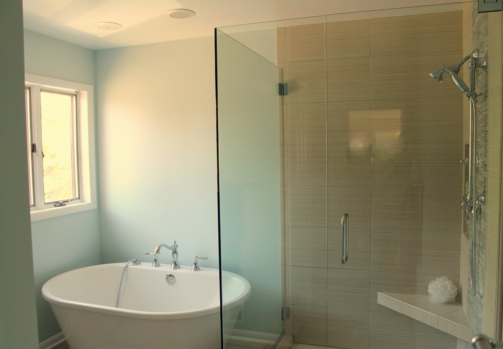 Идея дизайна: большая главная ванная комната в морском стиле с фасадами в стиле шейкер, белыми фасадами, отдельно стоящей ванной, угловым душем, унитазом-моноблоком, разноцветной плиткой, керамогранитной плиткой, синими стенами, врезной раковиной и столешницей из искусственного кварца