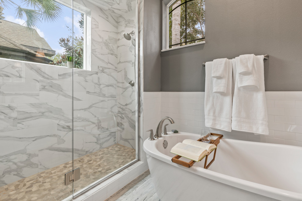 Idéer för vintage en-suite badrum, med ett fristående badkar, en toalettstol med hel cisternkåpa, vit kakel, grå väggar, ett piedestal handfat och grått golv