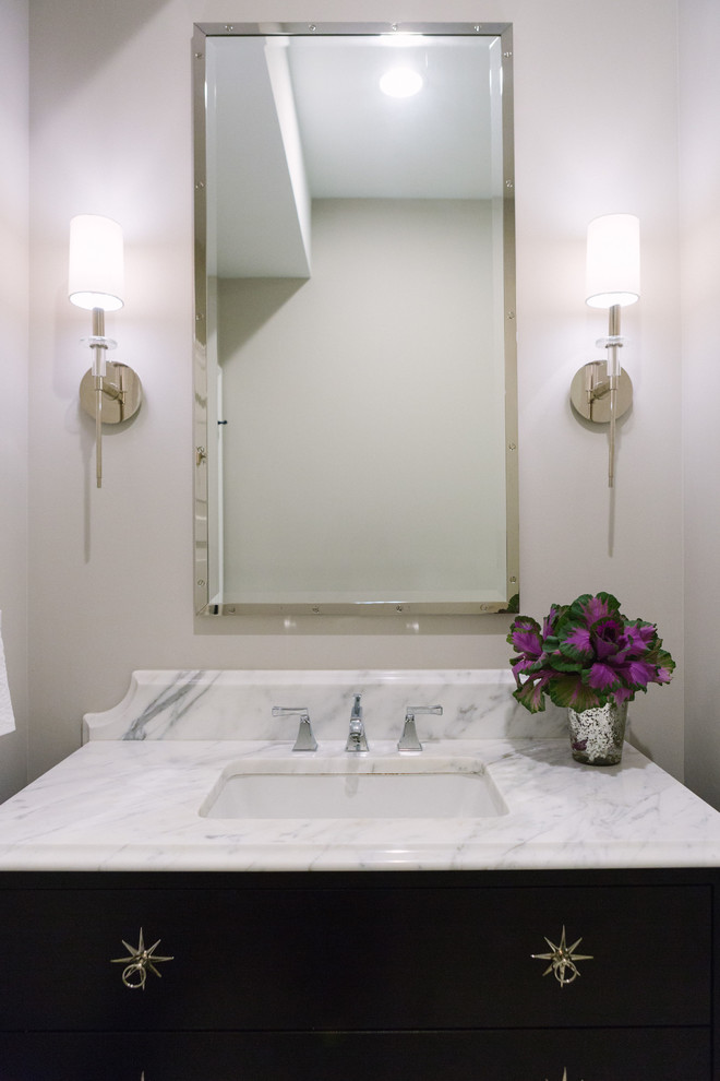 На фото: ванная комната среднего размера в стиле неоклассика (современная классика) с фасадами островного типа, черными фасадами, раздельным унитазом, разноцветной плиткой, плиткой мозаикой, серыми стенами, душевой кабиной, врезной раковиной, мраморной столешницей и белой столешницей с