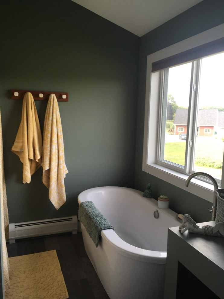Bild på ett mellanstort funkis brun brunt en-suite badrum, med möbel-liknande, gröna skåp, ett fristående badkar, en hörndusch, en toalettstol med separat cisternkåpa, gröna väggar, laminatgolv, ett nedsänkt handfat, bänkskiva i kvarts, brunt golv och dusch med gångjärnsdörr