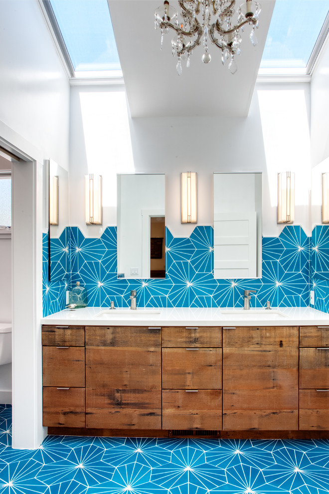 Esempio di una stanza da bagno contemporanea con ante lisce, ante in legno scuro, piastrelle blu, pareti bianche, lavabo sottopiano, pavimento blu e top bianco