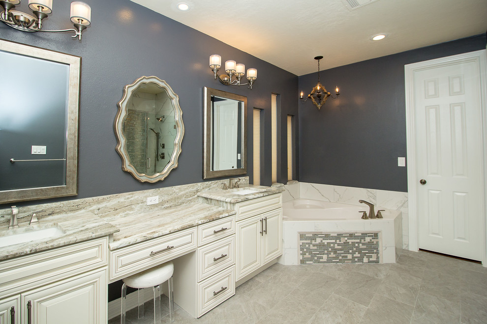 Inredning av ett klassiskt mellanstort en-suite badrum, med luckor med upphöjd panel, vita skåp, ett hörnbadkar, en dusch i en alkov, vit kakel, porslinskakel, svarta väggar, klinkergolv i porslin, ett undermonterad handfat, marmorbänkskiva, grått golv och dusch med gångjärnsdörr