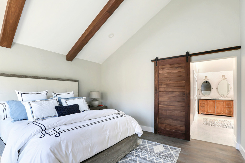 Geräumiges Klassisches Schlafzimmer mit grauer Wandfarbe, Marmorboden und grauem Boden in San Francisco