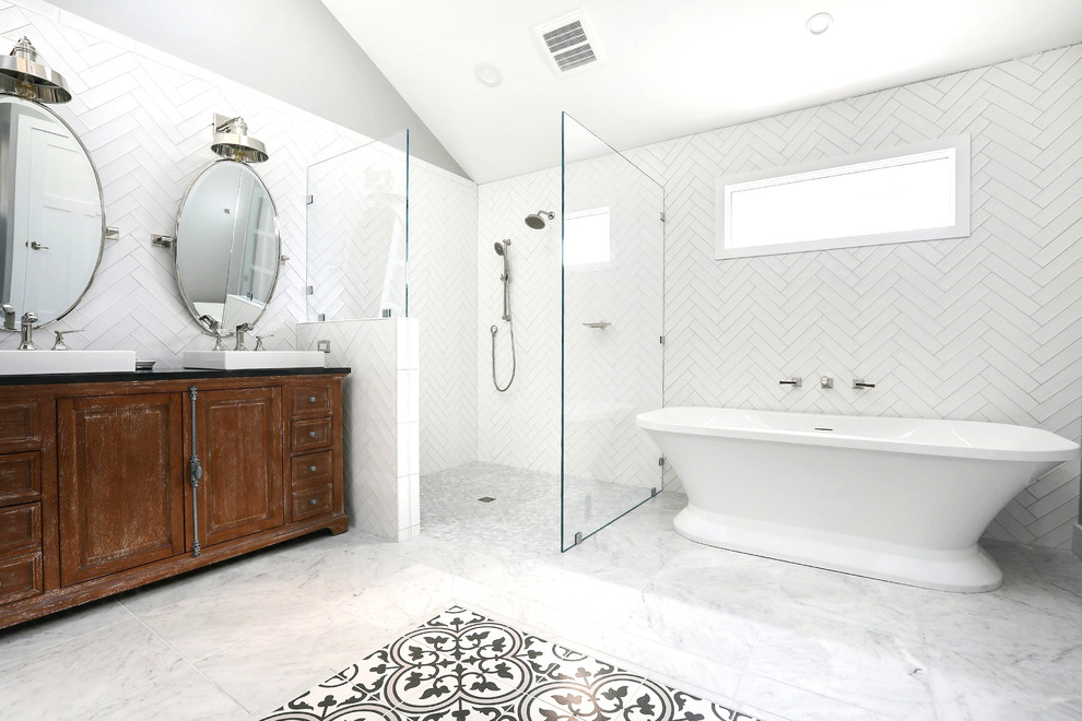 Idéer för ett mycket stort klassiskt grå en-suite badrum, med luckor med profilerade fronter, skåp i mellenmörkt trä, ett fristående badkar, en kantlös dusch, vit kakel, tunnelbanekakel, grå väggar, marmorgolv, ett nedsänkt handfat, bänkskiva i kvarts, grått golv och med dusch som är öppen
