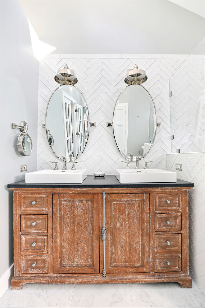 Exempel på ett mycket stort klassiskt grå grått en-suite badrum, med skåp i mellenmörkt trä, ett fristående badkar, en kantlös dusch, vit kakel, tunnelbanekakel, grå väggar, marmorgolv, ett nedsänkt handfat, bänkskiva i kvarts, grått golv, med dusch som är öppen och luckor med infälld panel