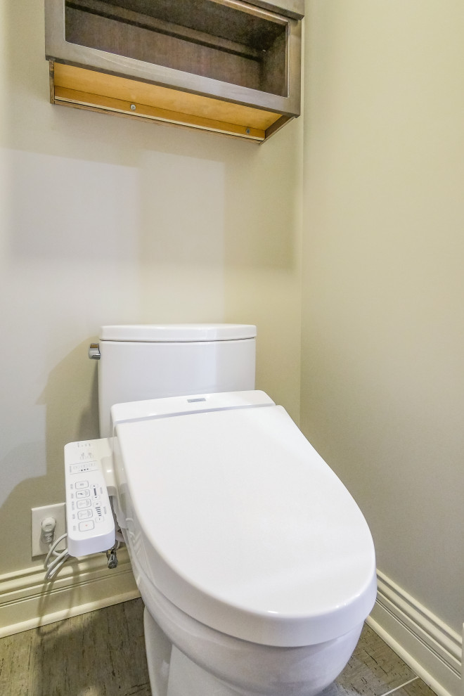 На фото: огромный туалет в стиле неоклассика (современная классика) с фасадами с выступающей филенкой, серыми фасадами, раздельным унитазом, разноцветной плиткой, керамогранитной плиткой, бежевыми стенами, полом из керамогранита, настольной раковиной, столешницей из искусственного кварца, серым полом и серой столешницей с