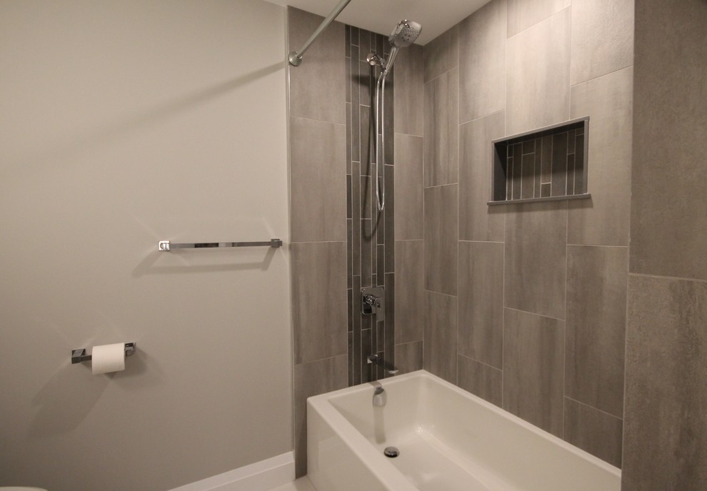 Exempel på ett stort klassiskt vit vitt badrum, med skåp i shakerstil, grå skåp, ett badkar i en alkov, en dusch/badkar-kombination, en toalettstol med separat cisternkåpa, grå kakel, stenkakel, grå väggar, marmorgolv, ett undermonterad handfat, bänkskiva i kvarts, vitt golv och dusch med duschdraperi