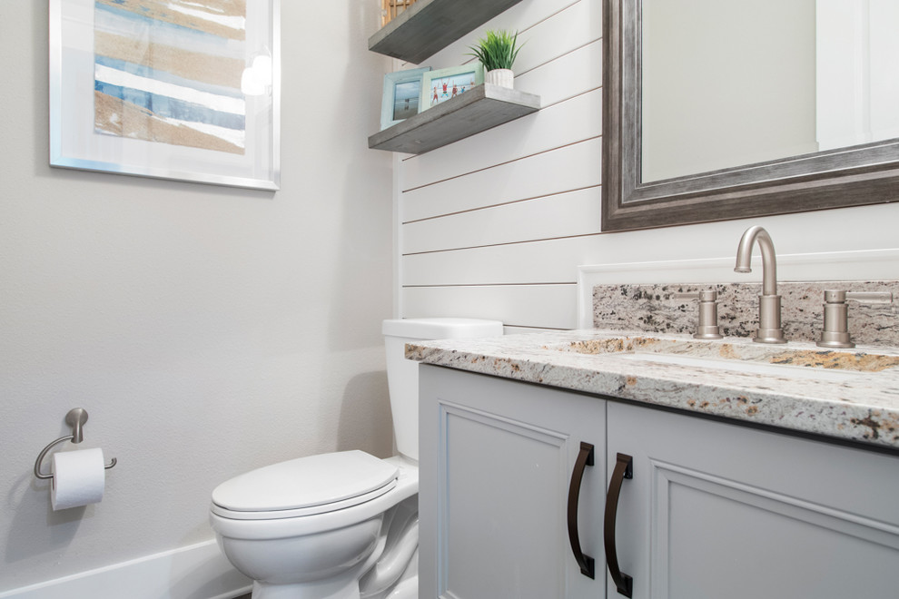 Foto di una stanza da bagno stile marino con ante a filo, ante bianche, pareti bianche, lavabo sottopiano e pavimento marrone