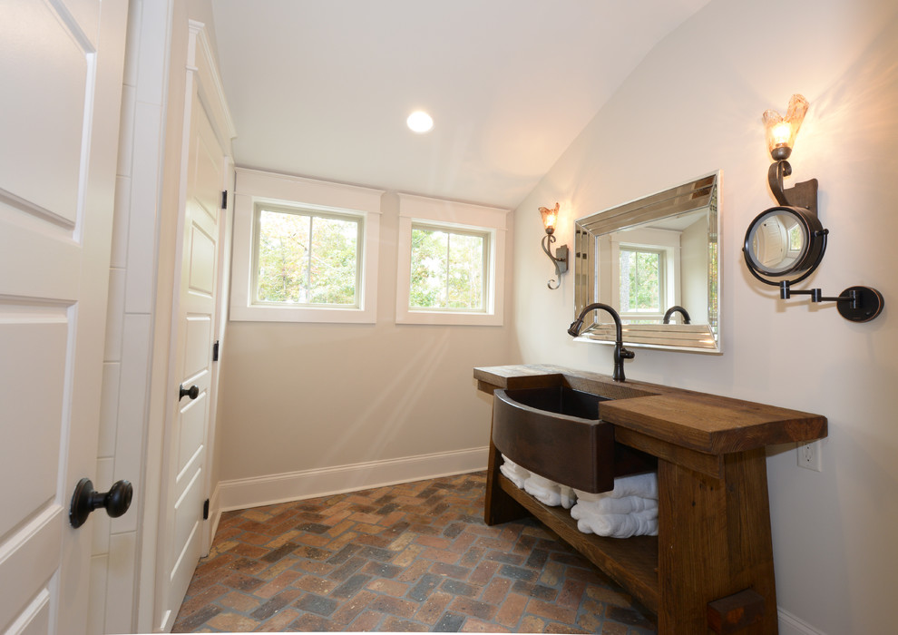 На фото: главная ванная комната среднего размера в стиле кантри с открытыми фасадами, искусственно-состаренными фасадами, белой плиткой, плиткой кабанчик, бежевыми стенами, кирпичным полом, врезной раковиной, столешницей из дерева, разноцветным полом, душем с распашными дверями и коричневой столешницей с