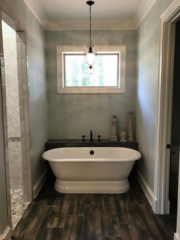 Свежая идея для дизайна: главная ванная комната среднего размера в классическом стиле с отдельно стоящей ванной, душем в нише, серой плиткой, плиткой кабанчик, синими стенами и полом из керамогранита - отличное фото интерьера