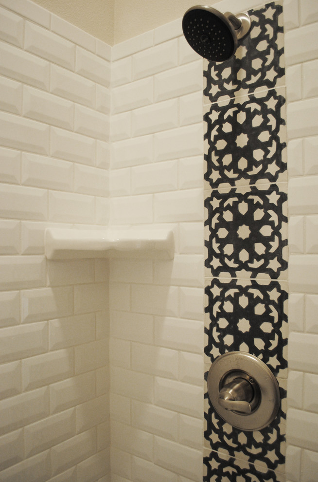 Idee per una grande stanza da bagno padronale eclettica con vasca ad alcova, doccia alcova, piastrelle bianche, piastrelle diamantate, pareti beige e pavimento in vinile