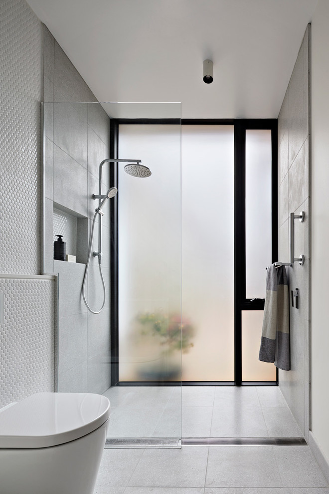 Свежая идея для дизайна: ванная комната в стиле ретро с душем без бортиков, инсталляцией, серой плиткой, белой плиткой, белыми стенами, душевой кабиной, серым полом, открытым душем и окном - отличное фото интерьера
