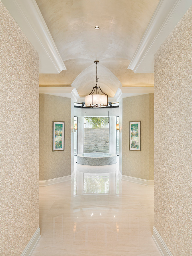 Immagine di una stanza da bagno padronale tradizionale con vasca idromassaggio, piastrelle bianche, piastrelle di pietra calcarea, pareti beige e pavimento in pietra calcarea
