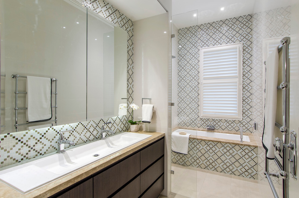 Diseño de cuarto de baño costero con baldosas y/o azulejos en mosaico