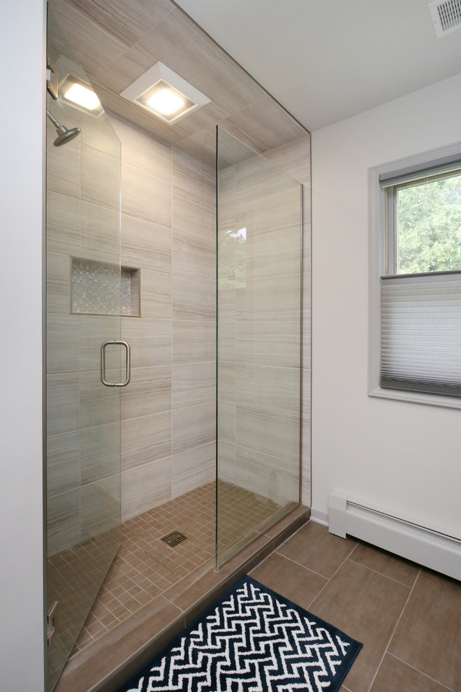 Exempel på ett mellanstort klassiskt badrum med dusch, med luckor med upphöjd panel, vita skåp, en hörndusch, brun kakel, keramikplattor, vita väggar, klinkergolv i keramik, ett undermonterad handfat och granitbänkskiva