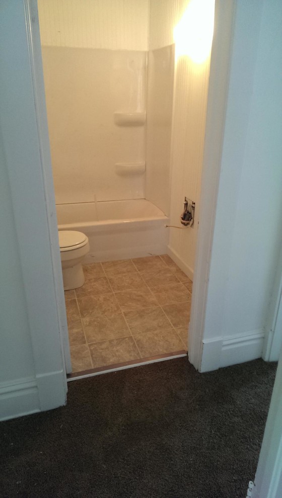 Exempel på ett litet modernt en-suite badrum, med ett fristående badkar, en dusch/badkar-kombination, en toalettstol med hel cisternkåpa, vita väggar och linoleumgolv