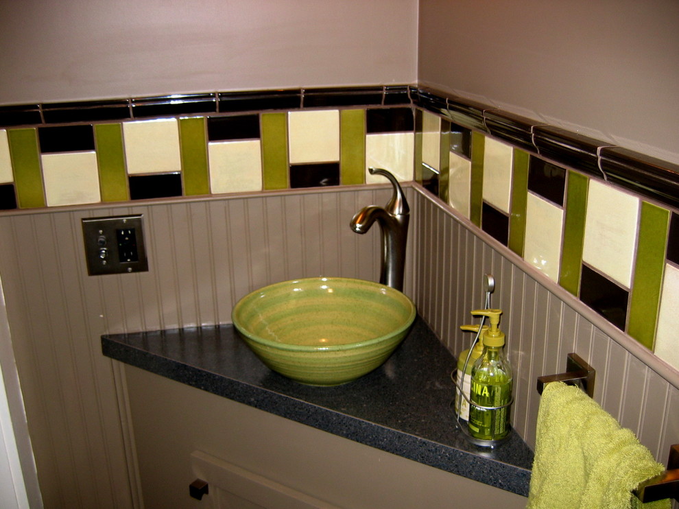 Idée de décoration pour une petite salle de bain tradition avec une vasque.