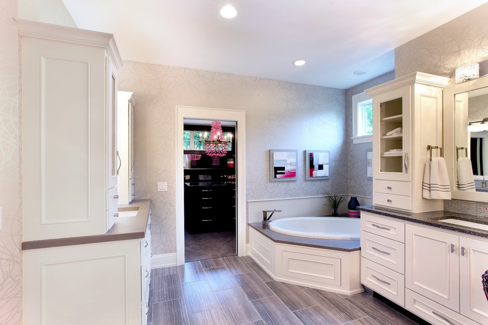 Exempel på ett stort klassiskt en-suite badrum, med ett undermonterad handfat, bänkskiva i betong, en jacuzzi och klinkergolv i keramik