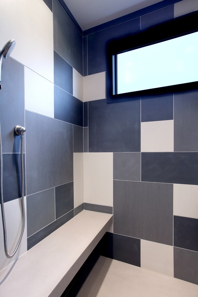 Diseño de cuarto de baño principal tradicional renovado grande con lavabo bajoencimera, encimera de cemento y suelo de baldosas de cerámica