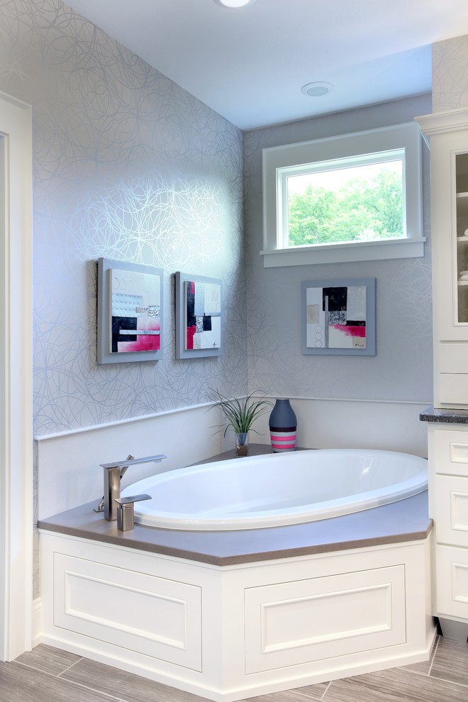На фото: главная ванная комната в стиле неоклассика (современная классика) с столешницей из бетона, гидромассажной ванной и полом из керамической плитки