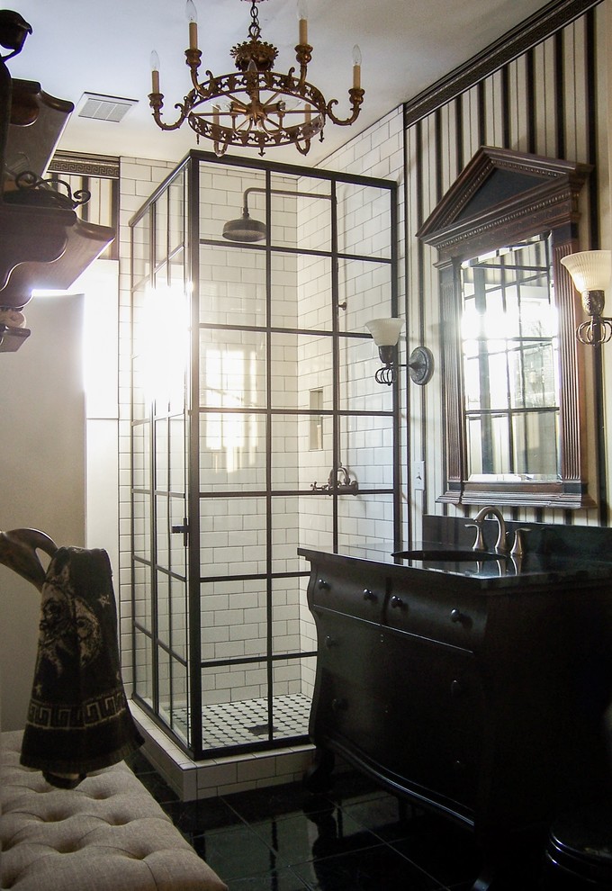 グランドラピッズにあるインダストリアルスタイルのおしゃれな浴室の写真