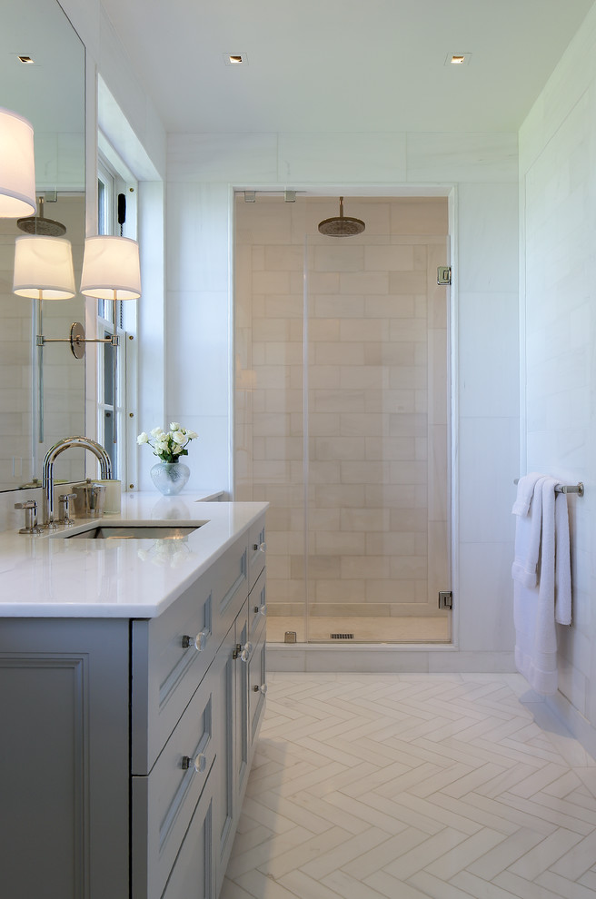 Klassisches Badezimmer mit Unterbauwaschbecken, Schrankfronten mit vertiefter Füllung, grauen Schränken, Duschnische und weißen Fliesen in New York