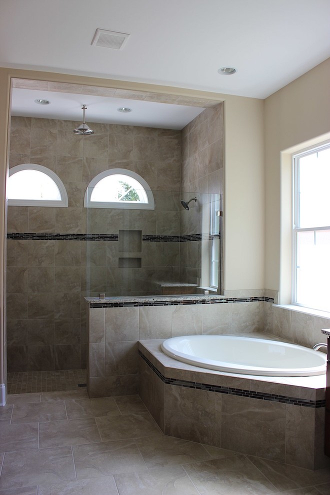 Foto på ett mellanstort medelhavsstil en-suite badrum, med ett platsbyggt badkar, en dusch i en alkov, beige kakel, keramikplattor, beige väggar och klinkergolv i keramik