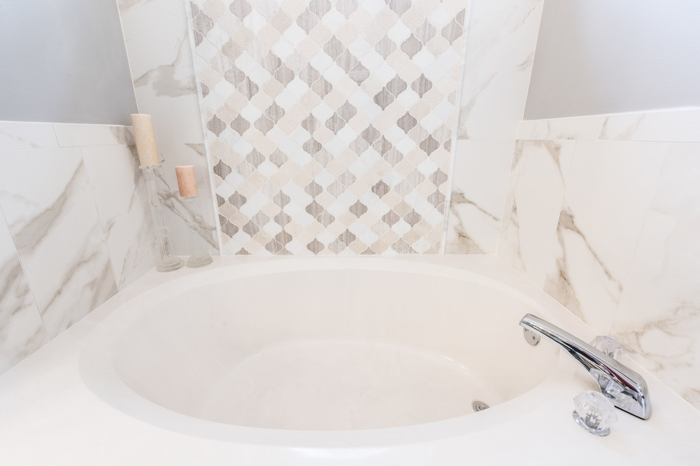 Foto på ett stort shabby chic-inspirerat en-suite badrum, med turkosa skåp, ett fristående handfat, bänkskiva i kvarts, dusch med gångjärnsdörr, ett badkar i en alkov, en dusch i en alkov, flerfärgad kakel, mosaik och grå väggar
