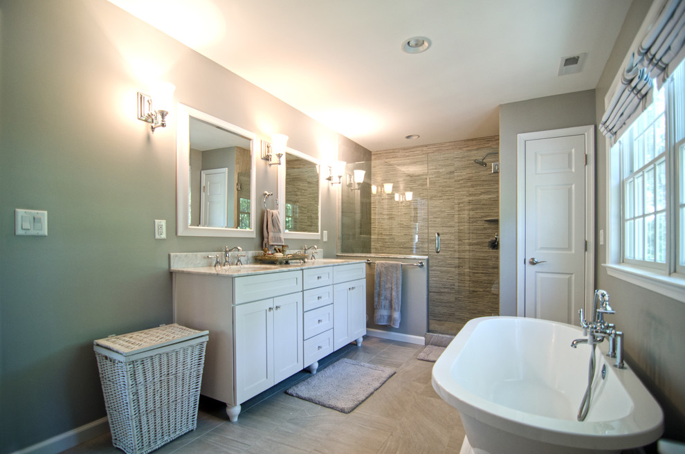 Idéer för att renovera ett mellanstort shabby chic-inspirerat en-suite badrum, med ett undermonterad handfat, luckor med infälld panel, vita skåp, granitbänkskiva, ett fristående badkar, en dusch i en alkov, en toalettstol med hel cisternkåpa, beige kakel, keramikplattor, gröna väggar och klinkergolv i keramik