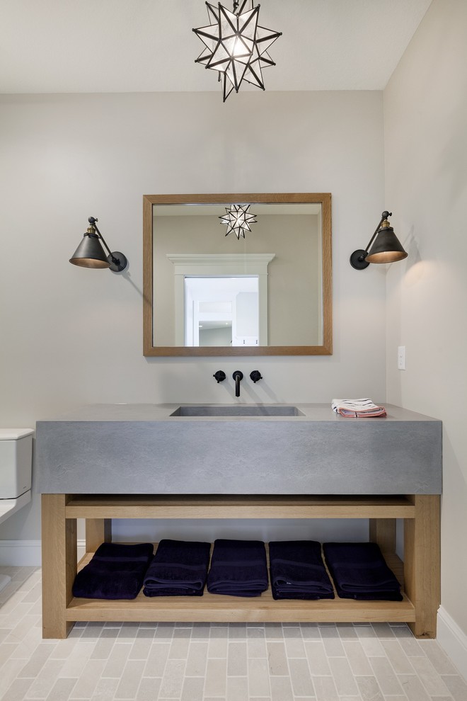 Ejemplo de cuarto de baño clásico renovado con paredes beige, aseo y ducha y encimera de cemento