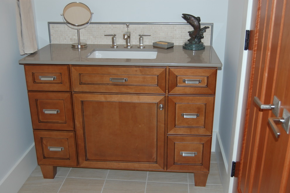 Foto di una stanza da bagno boho chic con lavabo sottopiano, consolle stile comò e ante in legno scuro