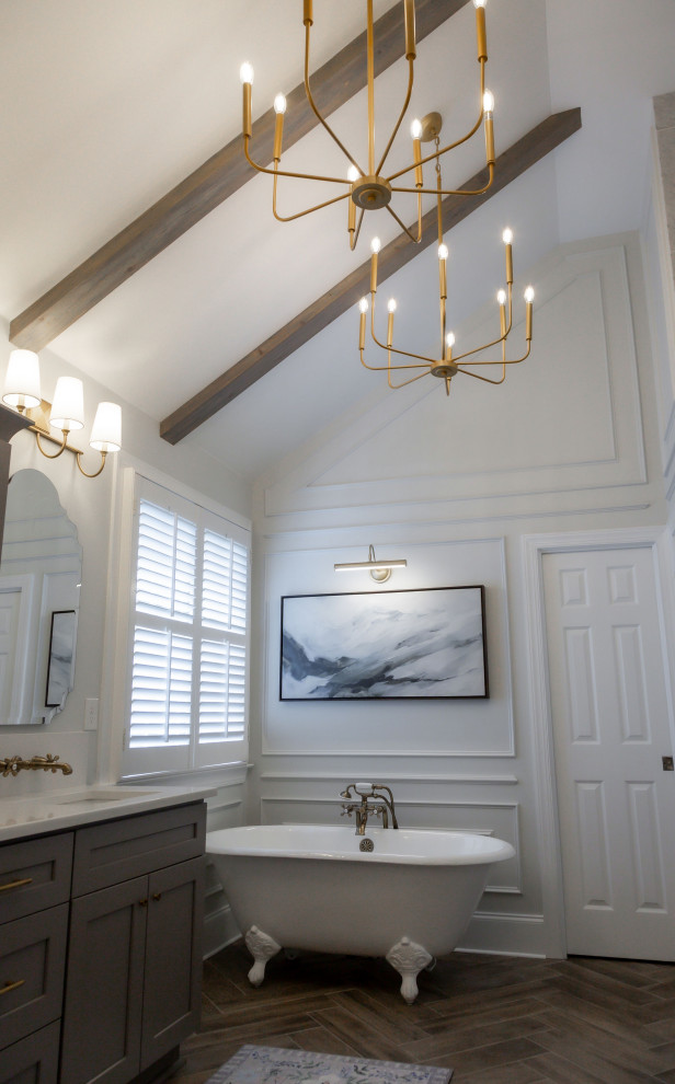 Exempel på ett mycket stort modernt vit vitt en-suite badrum, med luckor med infälld panel, ett badkar med tassar, en dusch i en alkov, vit kakel, marmorkakel, ett piedestal handfat, bänkskiva i kvarts och dusch med gångjärnsdörr