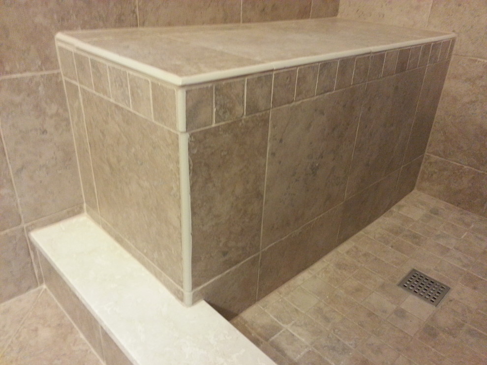 Ispirazione per una piccola stanza da bagno padronale contemporanea con doccia alcova, piastrelle beige, piastrelle in gres porcellanato e pavimento in gres porcellanato