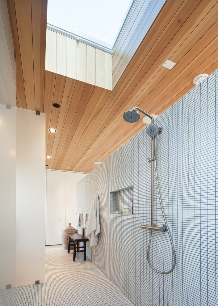 Idee per una stanza da bagno contemporanea con doccia aperta, pavimento con piastrelle a mosaico, piastrelle bianche, piastrelle a mosaico e doccia aperta