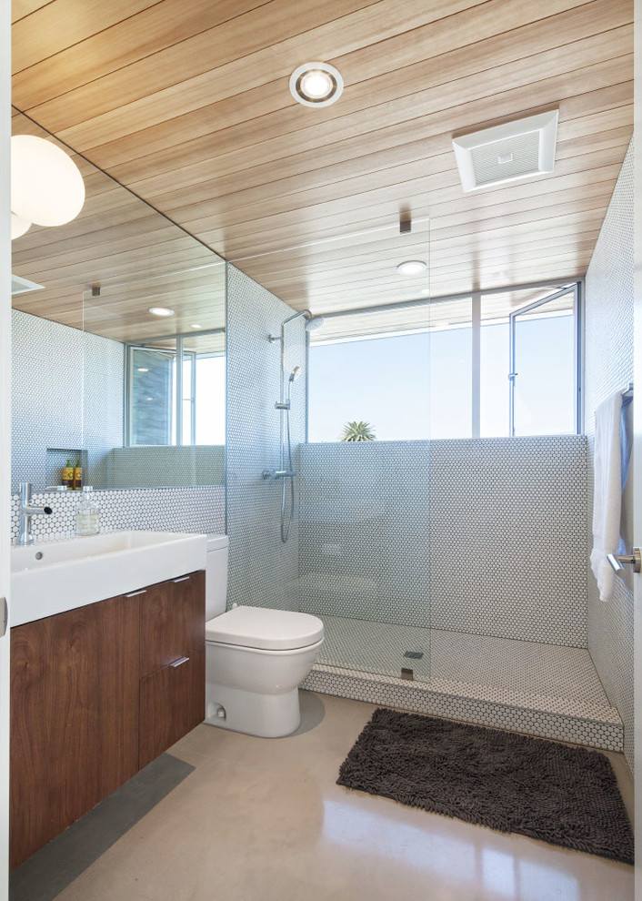 Источник вдохновения для домашнего уюта: ванная комната в современном стиле с плоскими фасадами, душем в нише, белой плиткой, плиткой мозаикой, бетонным полом, консольной раковиной, темными деревянными фасадами, открытым душем и раздельным унитазом