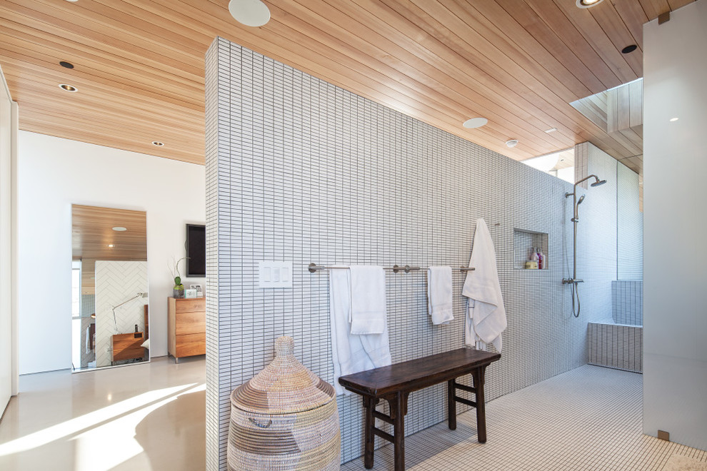 Immagine di una stanza da bagno contemporanea con doccia a filo pavimento, piastrelle bianche, pareti bianche, pavimento con piastrelle a mosaico e piastrelle a mosaico