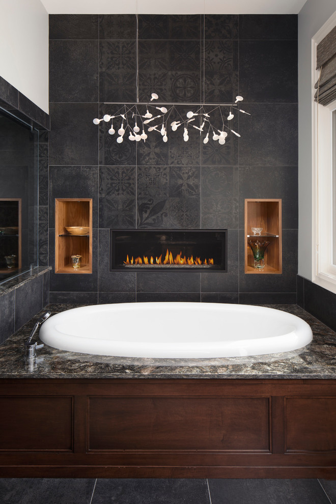 Стильный дизайн: большая главная ванная комната в стиле рустика с накладной ванной, угловым душем, серой плиткой, керамогранитной плиткой, серыми стенами, полом из керамогранита, серым полом и душем с распашными дверями - последний тренд