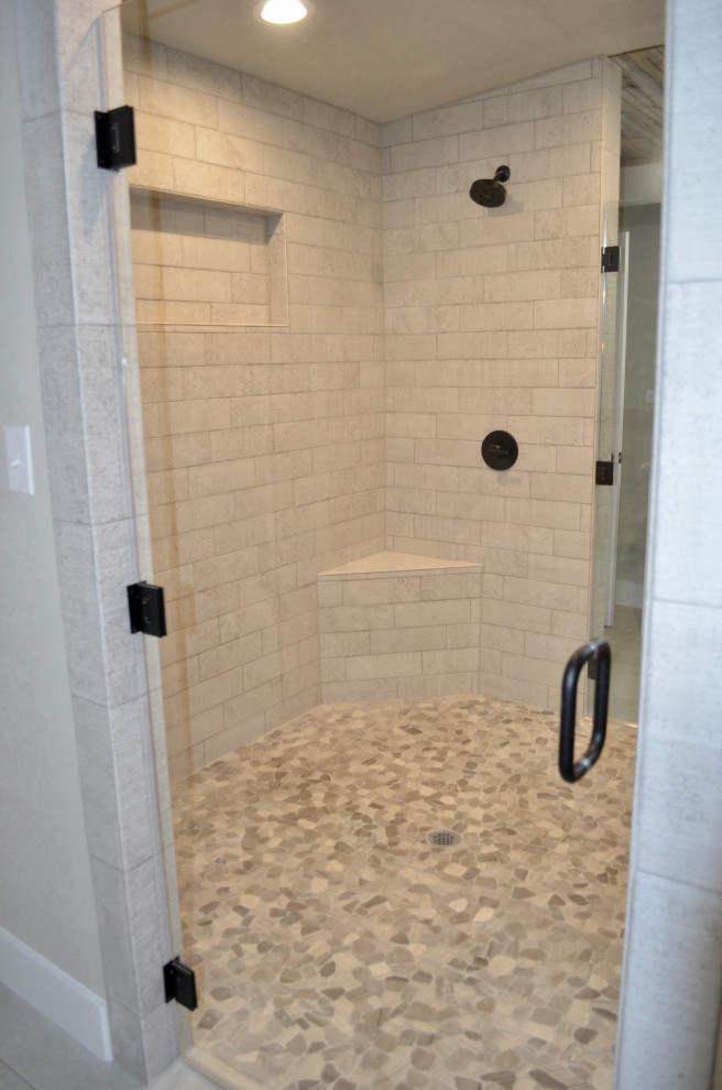 Idée de décoration pour une salle de bain champêtre avec une douche double, WC à poser, des carreaux de céramique, un mur beige, un sol en carrelage de céramique, un plan de toilette en granite, un sol beige, une cabine de douche à porte battante et un plan de toilette multicolore.