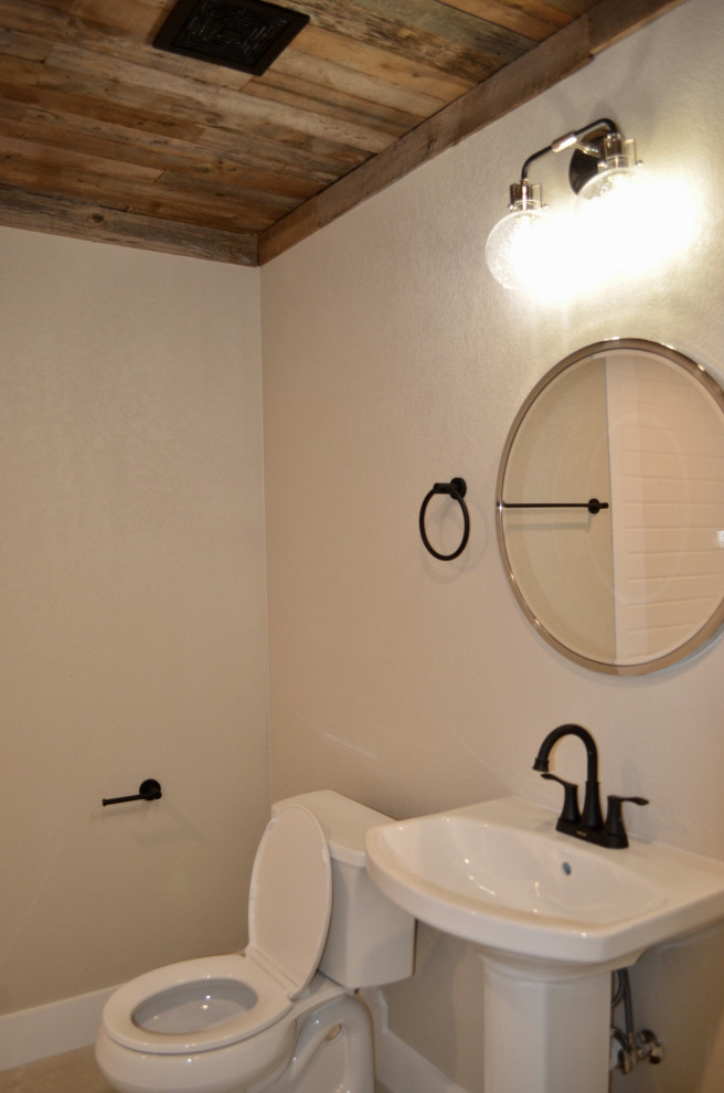 Exemple d'une salle de bain nature avec un combiné douche/baignoire, WC à poser, un mur beige, un sol en carrelage de céramique, un lavabo de ferme, un plan de toilette en granite, un sol beige, une cabine de douche avec un rideau et un plan de toilette multicolore.