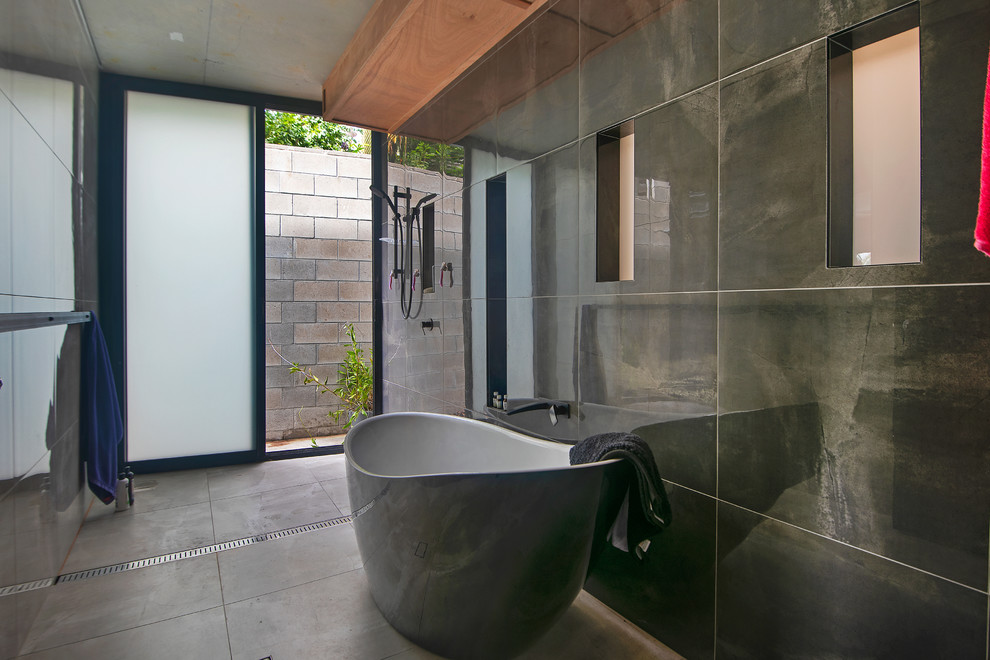 Großes Modernes Badezimmer mit freistehender Badewanne, offener Dusche, schwarzen Fliesen, Porzellanfliesen, schwarzer Wandfarbe, Porzellan-Bodenfliesen, grauem Boden, offener Dusche und schwarzer Waschtischplatte in Brisbane