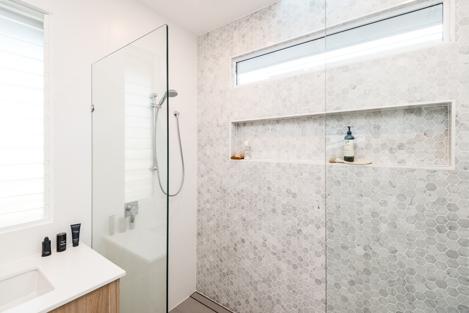 Ispirazione per una stanza da bagno padronale scandinava con doccia aperta e piastrelle grigie
