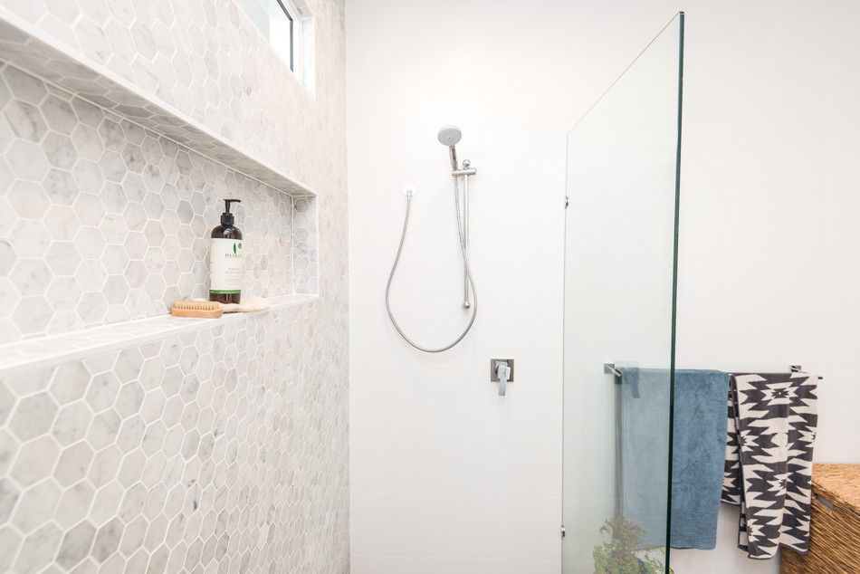 Свежая идея для дизайна: главная ванная комната в скандинавском стиле с открытым душем, серой плиткой, белыми стенами и полом из керамической плитки - отличное фото интерьера