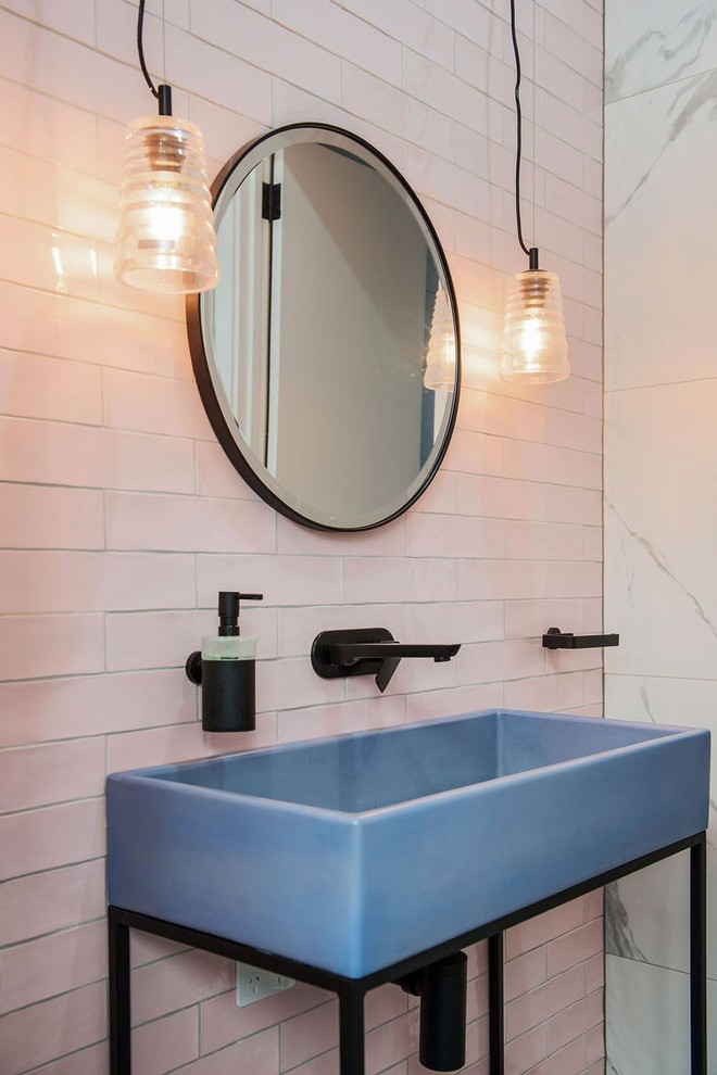 Kleines Modernes Duschbad mit türkisfarbenen Schränken, weißen Fliesen, Metrofliesen, Einzelwaschbecken und freistehendem Waschtisch in Adelaide