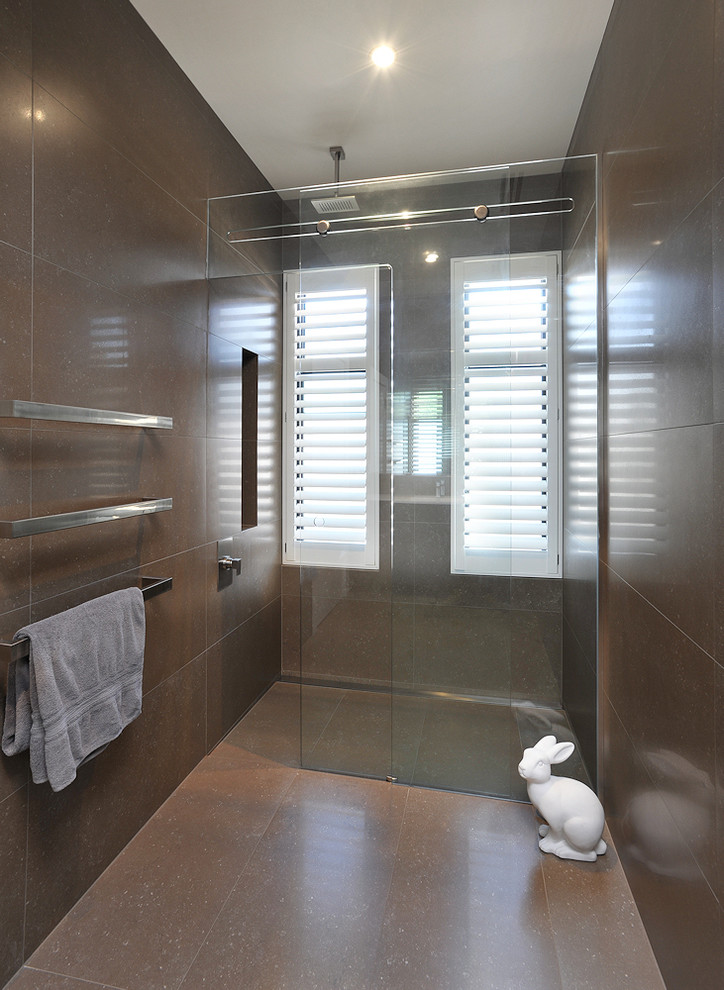 Foto di una stanza da bagno design con doccia aperta