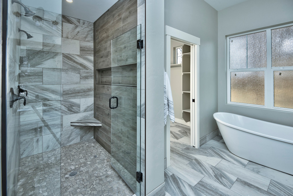 Exempel på ett mellanstort amerikanskt flerfärgad flerfärgat en-suite badrum, med luckor med infälld panel, vita skåp, ett fristående badkar, en dusch i en alkov, en toalettstol med separat cisternkåpa, grå väggar, klinkergolv i keramik, ett undermonterad handfat, laminatbänkskiva, flerfärgat golv och dusch med gångjärnsdörr
