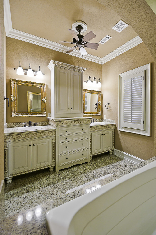 Inspiration for a classic bathroom in Little Rock.