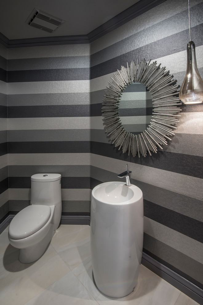 На фото: туалет в современном стиле с раковиной с пьедесталом, унитазом-моноблоком, белой плиткой, серыми стенами и полом из керамогранита с