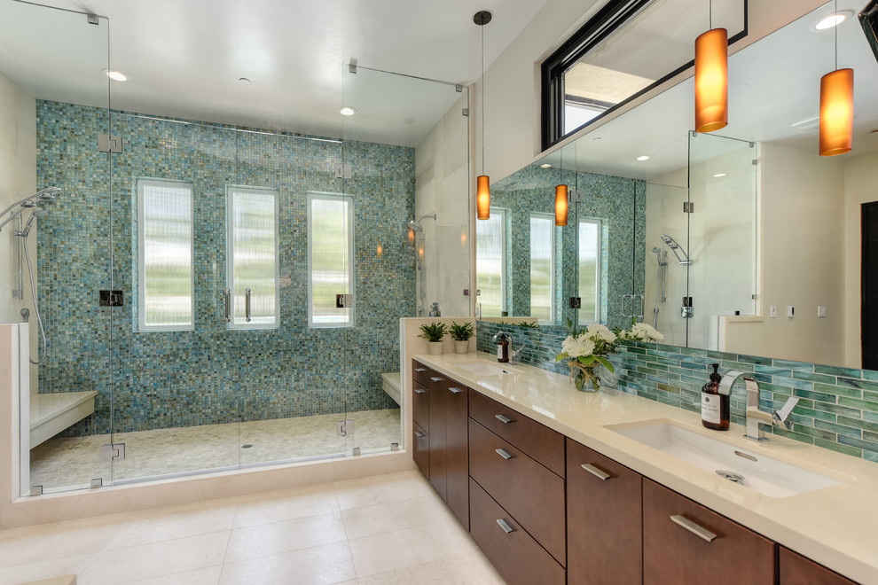 На фото: ванная комната в современном стиле с плоскими фасадами, темными деревянными фасадами, двойным душем, синей плиткой, плиткой мозаикой, бежевыми стенами, врезной раковиной, бежевым полом, душем с распашными дверями и бежевой столешницей